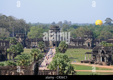 Entrée ouest, vue depuis le haut niveau, mont du temple, Angkor Wat, Siem Reap, Cambodge, en Asie du sud-est Banque D'Images