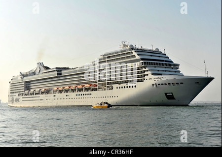 MSC Magnifica, un navire de croisière construit en 2010, 293,8 m, 2550 passagers, de quitter le port, Venise, Vénétie, Italie, Europe Banque D'Images