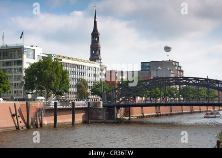 Vue depuis le Hamburg Speicherstadt historique d'entrepôts sur le port intérieur et la tour de l'église de St Catherine Banque D'Images