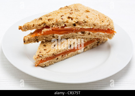 Sandwich au saumon fumé dans du pain complet Banque D'Images