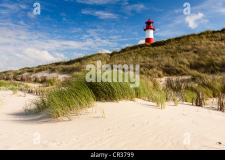 Rayé rouge et blanc de phare au milieu d'Ost liste les dunes de sable, vu de la plage, liste, Sylt, Frise du Nord Banque D'Images