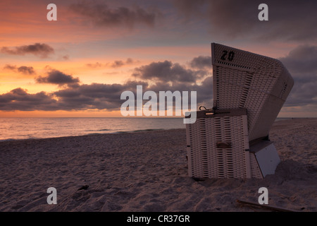 Chaises de plage en osier couvert sur la plage juste après le coucher du soleil, l'île de Sylt, Hoernum, Schleswig-Holstein, district de Frise du Nord Banque D'Images