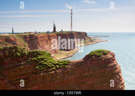 L'éminent des falaises de grès rouge de Heligoland avec son phare et une tour radio, Helgoland, Schleswig-Holstein Banque D'Images