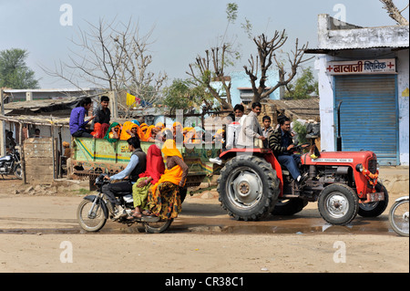 Les femmes indiennes arrivant de travailler dans les champs sur la remorque d'un tracteur, Chand Baori, Rajasthan, Inde du Nord, Inde Banque D'Images