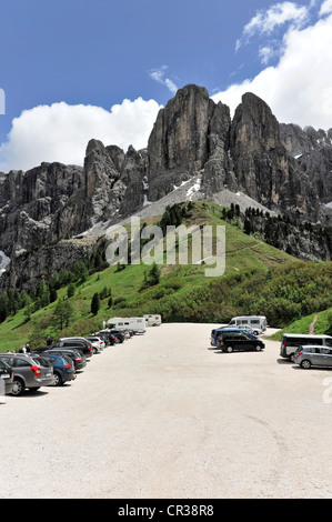 Vue panoramique vers le sud avec groupe du Sella, Passo Gardena, juste en face du col 2121m, Val Gardena, Dolomites Banque D'Images