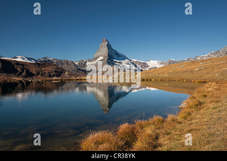 Mt Cervin, 4478 m, qui se reflète dans le lac Stellisee, Zermatt, Valais, Suisse, Europe, PublicGround Banque D'Images
