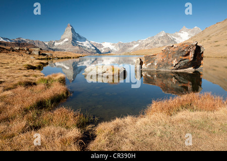 Mt Cervin, 4478 m, qui se reflète dans le lac Stellisee, Zermatt, Valais, Suisse, Europe, PublicGround Banque D'Images