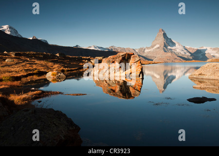 Mt Cervin, 4478 m, qui se reflète dans le lac Stellisee le matin, de Lac Stellisee, Canton du Valais, Suisse, Europe Banque D'Images