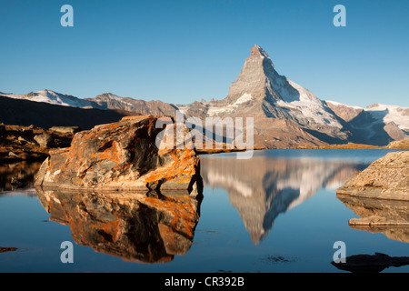 Mt Cervin, 4478 m, qui se reflète dans le lac Stellisee le matin, de Lac Stellisee, Canton du Valais, Suisse, Europe Banque D'Images