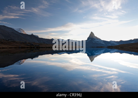 Peu après le coucher du soleil, Cervin, Mt Mt Mt Klein Matterhorn et Breithorn se reflètent dans le lac Stellisee, Zermatt Banque D'Images