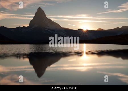 Coucher du soleil au Mont Cervin avec reflets dans le lac Stellisee, Zermatt, Valais, Suisse, Europe, PublicGround Banque D'Images