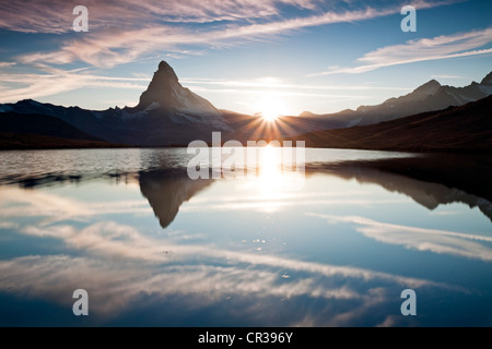 Coucher du soleil au Mont Cervin avec reflets dans le lac Stellisee, Zermatt, Valais, Suisse, Europe, PublicGround Banque D'Images