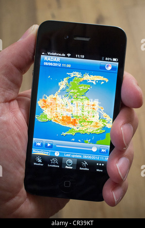 Tempête sur le Royaume-Uni est indiqué sur l'image radar météo à l'aide du smartphone app sur iPhone Banque D'Images