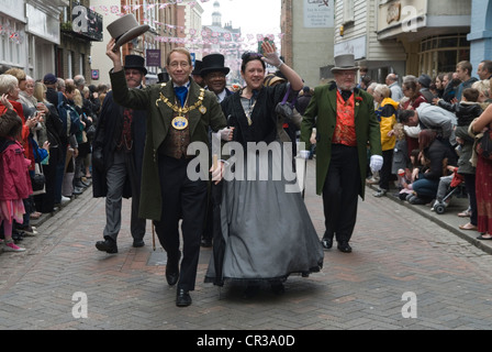 Charles Dickens Festival. Rochester Kent UK. Cllt Maire de Medway Vaughan Hewett avec son épouse, Mme Jennifer Hewett. Banque D'Images