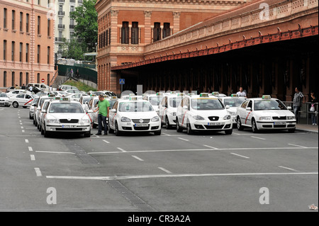 Des taxis attendent à la station de train Atocha, Madrid, Spain, Europe Banque D'Images