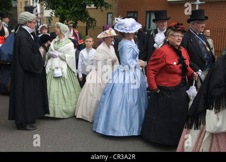 Charles Dickens Festival. Rochester Kent UK. Les femmes portant des robes à crinoline. Costume victorien période crinolines. HOMER SYKES Banque D'Images