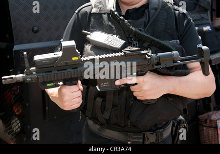 Des armes à feu la police Heckler et Koch armés de fusil d'assaut C 416 basé sur l'American M4. Banque D'Images