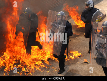 Hampshire, Angleterre, juin 2012. Entreprendre une formation réaliste de la police contre des cocktails molotov. Banque D'Images