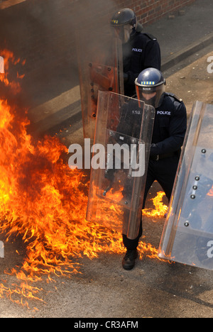 Hampshire, Angleterre, juin 2012. Entreprendre une formation réaliste de la police contre des cocktails molotov. Banque D'Images