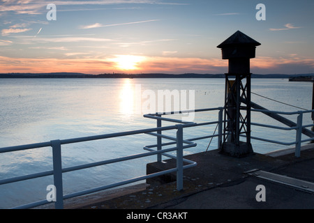 Vieille corne de brume sur la jetée de Meersburg sur le lac de Constance, avec vue sur le lac en direction de Konstanz au coucher du soleil, Bade-Wurtemberg Banque D'Images