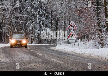 Signe, courbes, danger de dérapage, la voiture sur une route en hiver, Bade-Wurtemberg, Allemagne, Europe Banque D'Images