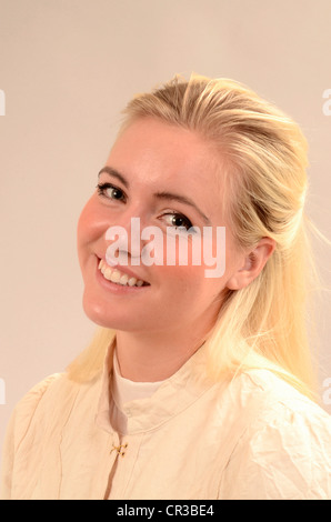 Portrait of a smiling young blonde woman suédoise Banque D'Images