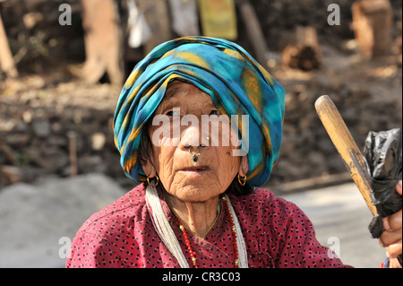 Vieille femme népalaise, portrait, Pokhara, Népal, Asie Banque D'Images