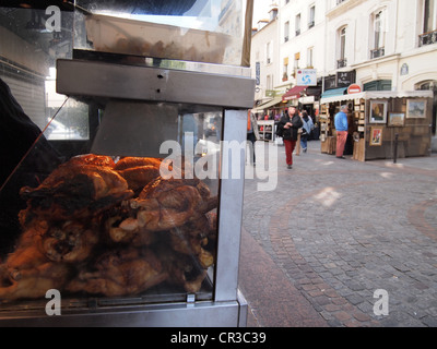 Poulet rôti à la vente dans un magasin situé sur la Rue Cler, Paris, France, le 13 mai 2012, © Katharine Andriotis Banque D'Images