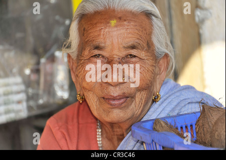 Vieille femme népalaise, Portrait, Pokhara, Népal, Asie Banque D'Images