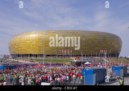 GDANSK, Pologne-JUN 12 : fans italiens allumer une benagala dans la ville de gdnask le soir avant l'Italie Espagne match d'Eurocup 2012 le 12 juin 2012 à Gdansk, Pologne Banque D'Images