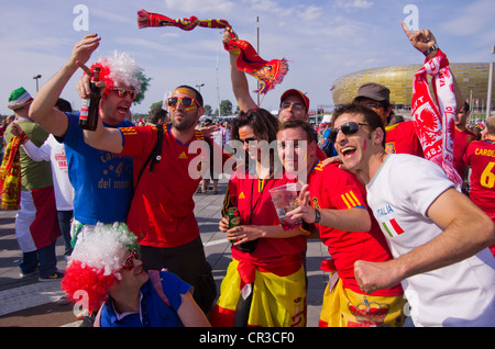 GDANSK, Pologne-JUN 12 : fans italiens allumer une benagala dans la ville de gdnask le soir avant l'Italie Espagne match d'Eurocup 2012 le 12 juin 2012 à Gdansk, Pologne Banque D'Images