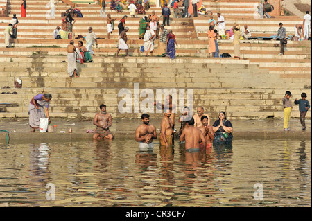 Croyant dans les ablutions rituelles sur les rives de la rivière du Gange, Varanasi, Benares, Uttar Pradesh, Inde, Asie du Sud Banque D'Images