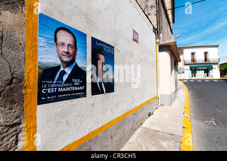 Affiches politiques collés sur un mur dans un petit village français. Banque D'Images