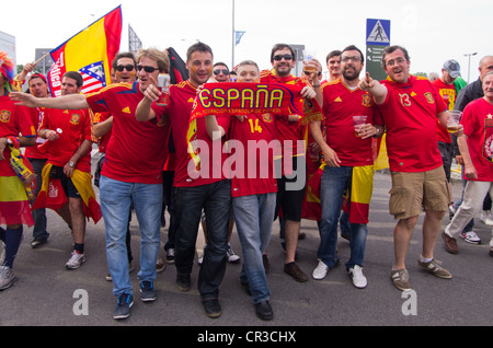 GDANSK, Pologne-JUN 12 : fans italiens allumer une benagala dans la ville de gdnask le soir avant l'Italie Espagne match d'Eurocup 2012 le 12 juin 2012 à Gdansk, Pologne Banque D'Images