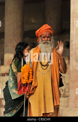 Sadhu sur un ghat ou étapes sur les bords du Gange à Varanasi, Benares, Uttar Pradesh, Inde, Asie du Sud Banque D'Images