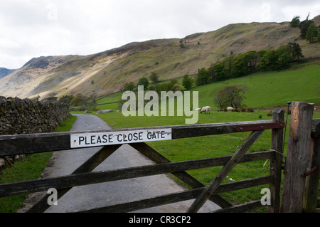 Veuillez fermer la porte signe sur chemin d'accès jusqu'Grisedale dans le Lake District. Banque D'Images