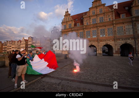 GDANSK, Pologne-JUN 12 : fans italiens allumer une benagala dans la ville de gdnask le soir avant l'Italie Espagne match d'Eurocup 2012 le 12 juin 2012 à Gdansk, Pologne Banque D'Images