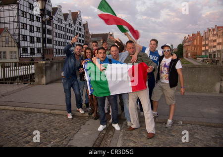 GDANSK, Pologne-JUN 12 : fans italiens allumer une benagala dans la ville de gdnask le soir avant l'Italie Espagne match d'Eurocup 2012 le 12 juin 2012 à Gdansk, Pologne Banque D'Images