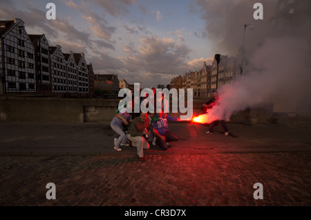 GDANSK, Pologne-JUN 12 : fans italiens allumer une benagala dans la ville de gdnask le soir avant l'Italie Espagne match d'Eurocup 2012 le 12 juin 2012 à Gdansk, Pologne Banque D'Images