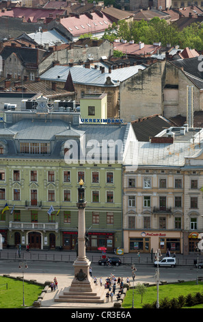 Vue depuis la tour de l'hôtel de ville pour le monument de Mickiewicz, Lviv, Ukraine Banque D'Images