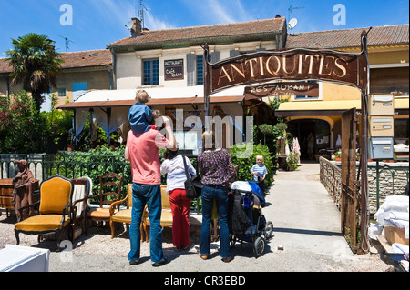 La France, Vaucluse, Luberon, Isle sur la Sorgue, pitreries et les marchandises d'exposition internationale, le café restaurant Déco Banque D'Images