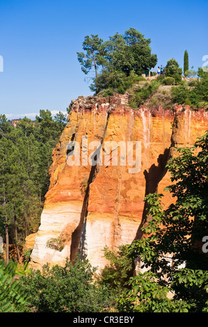 La France, Vaucluse, Luberon, Roussillon, étiqueté Les Plus Beaux Villages de France, falaises d'ocre Banque D'Images