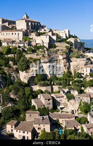 La France, Vaucluse, Luberon, Gordes, étiqueté Les Plus Beaux Villages de France, village avec petite rue pavée tour Banque D'Images