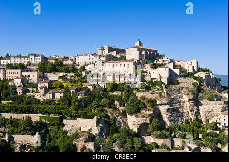 La France, Vaucluse, Luberon, Gordes, étiqueté Les Plus Beaux Villages de France, village avec petite rue pavée tour Banque D'Images