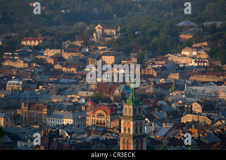 Vue de l'Wysokyi Samok à la Cathédrale Orthodoxe et le centre-ville, Lviv, Ukraine Banque D'Images