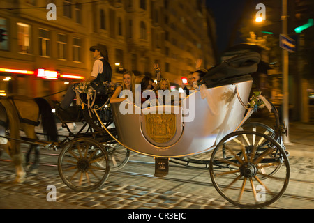 Une balade en calèche avec les filles sur le Swobody Prospekt, Lviv, Ukraine Banque D'Images