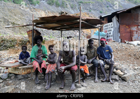 Famille des rondelles d'or dans la mine de cuivre de Panguna détruit. Région autonome de Bougainville, en Papouasie-Nouvelle-Guinée. Banque D'Images