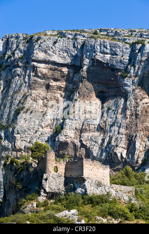 La France, Vaucluse, Luberon, Fontaine de Vaucluse, chateau des Eveques de Cavaillon en date du 14e siècle Banque D'Images