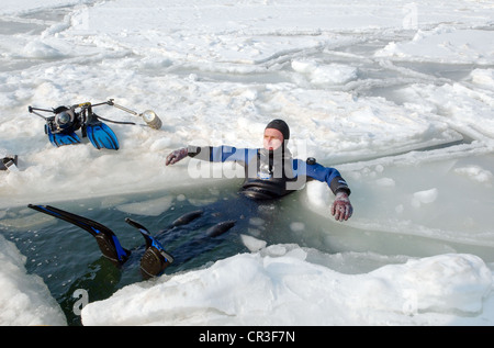 Sous-glaciaires, plongeur plongée sous-marine, plongée sous glace, dans la mer Noire, congelé un phénomène rare, la dernière fois qu'elle s'est produite en 1977, Odessa, Ukraine Banque D'Images