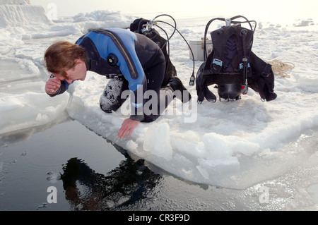 Plongeur, la préparation pour la plongée sous-glaciaires, plongée sous glace, dans la mer Noire, congelé un phénomène rare, la dernière fois qu'elle s'est produite en 1977 Banque D'Images